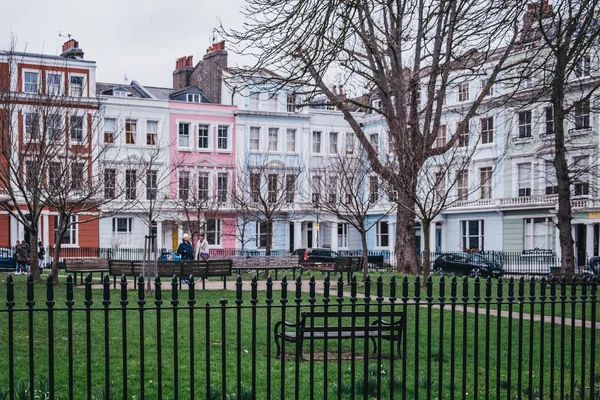 London Großbritannien Februar 2019 Menschen Quadratischen Gärten Hintergrund Bunte Reihenhäuser — Stockfoto