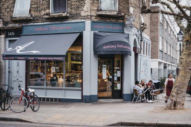 Londra, İngiltere - 16 Şubat 2019: Anthony Delicatessen Kafe'nin Primrose Hill açık masalarda oturan insanlar, Kuzey Londra lüks bir bölümünü bu adını ünlü Primrose Hill aldı.
