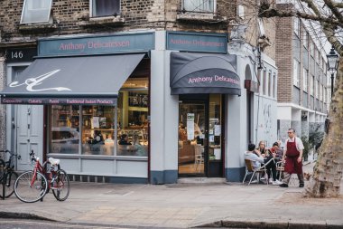 Londra, İngiltere - 16 Şubat 2019: Anthony Delicatessen Kafe'nin Primrose Hill açık masalarda oturan insanlar, Kuzey Londra lüks bir bölümünü bu adını ünlü Primrose Hill aldı.