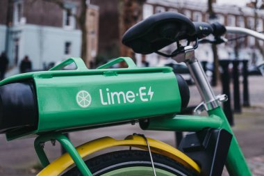 Londra, İngiltere - 16 Şubat 2019: Dockless kireç E Elektrikli bisiklet Primrose Hill, Londra bir sokakta. Kaliforniya ulaşım şirketi, şirket kireç, paylaşımı bike Londra'ya Aralık 2018 yılında geldi.