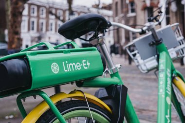 Londra, İngiltere - 16 Şubat 2019: Dockless kireç E Elektrikli bisiklet Primrose Hill, Londra bir sokakta. Kaliforniya ulaşım şirketi, şirket kireç, paylaşımı bike Londra'ya Aralık 2018 yılında geldi.