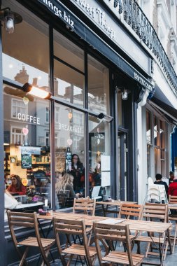 Londra, İngiltere - 16 Şubat 2019: İnsanlar tatlı şeyler kafe Primrose Hill, adını ünlü Primrose Hill aldı Kuzey Londra lüks bir alan içinde.