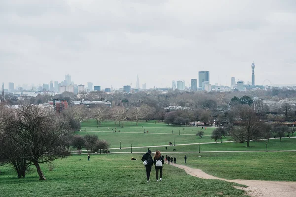 London February 2019 People Walking Primrose Hill Hill Northern Side — Stock Photo, Image