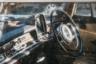 Görünümü penceresinden eski mavi Mercedes-Benz 600 içinde park edilmiş 