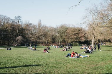 Sıcak sprin üzerinde Holland Park, Londra, İngiltere, rahatlatıcı insanlar