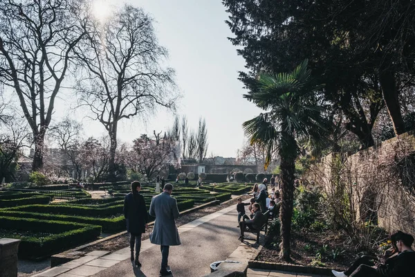 在伦敦荷兰公园内散步的人们, 在一个阳光明媚的冲刺中 — 图库照片