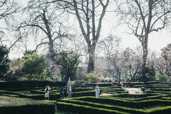 在一个阳光明媚的春天, 孩子们在伦敦的荷兰公园里奔跑 — 图库照片