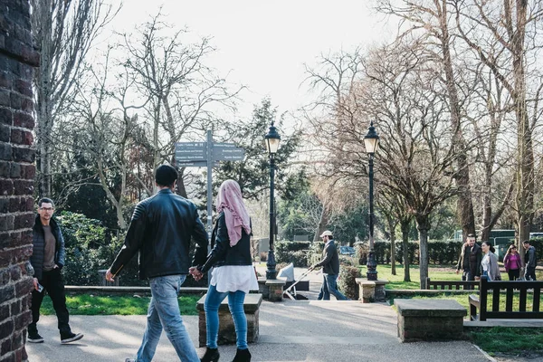 Gente caminando dentro de Holland Park, Londres, Reino Unido, en un soleado sprin — Foto de Stock