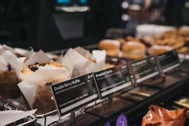 Kekler ve tatlılar satılık içinde Pret a Manger, Londra, İngiltere.