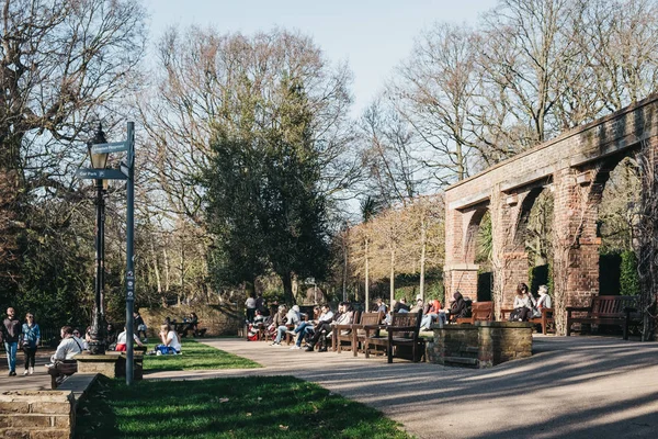 Mensen ontspannen binnen Holland Park, Londen, Uk. — Stockfoto