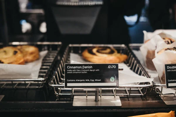 Pastries and sweets on sale inside Pret a Manger, London, UK. — Stock Photo, Image