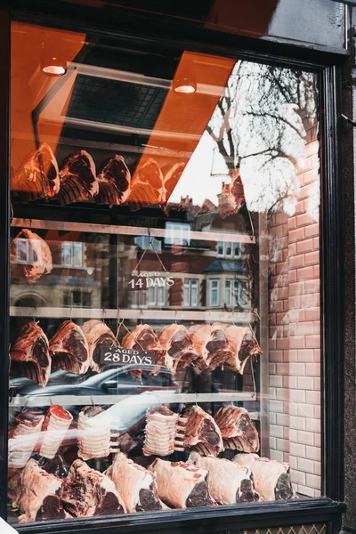 Vielfalt an rohen Steaks in den Schaufenstern der Metzgerei, lo — Stockfoto