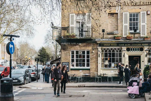 Menschen, die am King William Pub in Hampstead, London, Großbritannien vorbeigehen. — Stockfoto