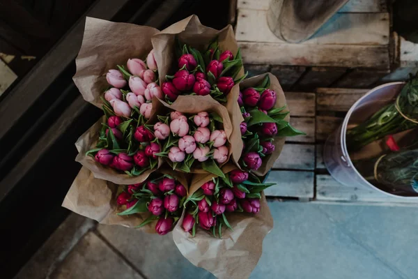 Bunches of fresh pink and purple tulips at a market. — Stock Photo, Image
