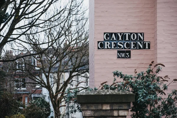 Street name sign on a pastel pink house on Gayton Crescent, Hamp — Stock Photo, Image