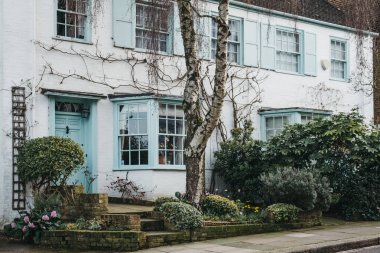 Turkuaz kapı ve Londra'nın geleneksel İngiliz ev trim