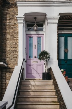 Londra, İngiltere'de İngilizce bir evde pastel pembe kapı.