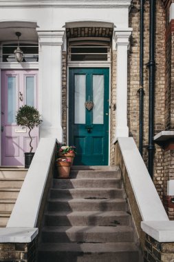 Londra, İngiltere'de geleneksel bir İngiliz ev yeşil kapı.