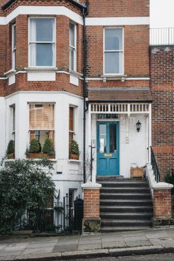 Londra, İngiltere'de geleneksel bir İngiliz ev yeşil kapı.