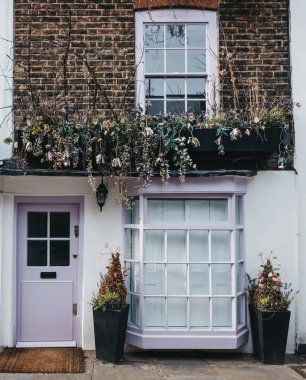 Londra, İngiltere'de İngilizce bir evde pastel pembe kapı.
