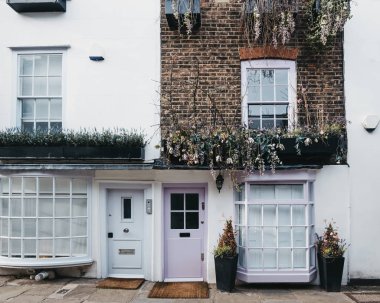 Londra, İngiltere'de İngilizce bir evde pastel pembe kapı.