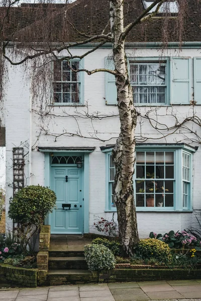 Türkiz ajtó és trim egy hagyományos angol house, London — Stock Fotó