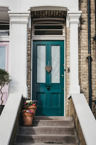 Grüne Tür an einem traditionellen englischen Haus in London, Großbritannien. — Stockfoto