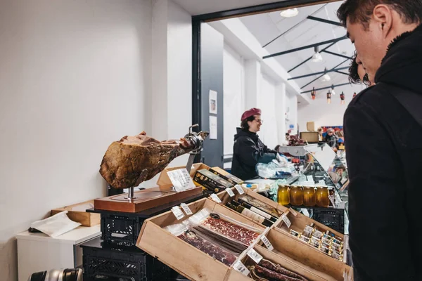 Mensen op een marktkraam bij Hampstead buurthuis markt in — Stockfoto