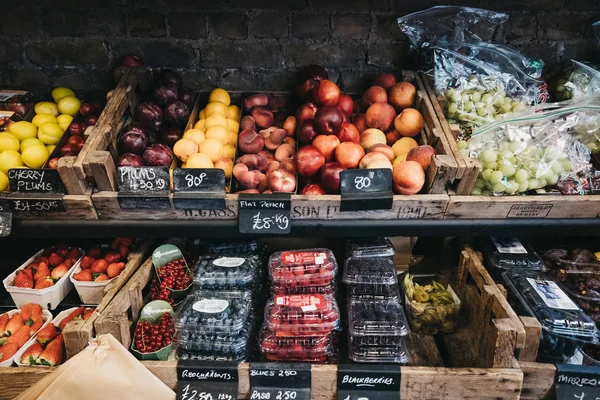 Frutas y verduras frescas a la venta dentro de la tienda de alcachofas en Ha —  Fotos de Stock