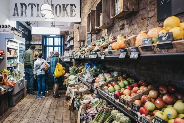 Personas comprando frutas y verduras orgánicas frescas dentro de Articho —  Fotos de Stock
