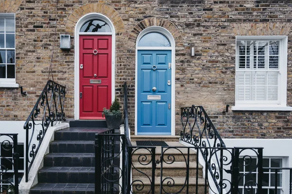 Világos kék és piros ajtók egy hagyományos angol ház közpon — Stock Fotó
