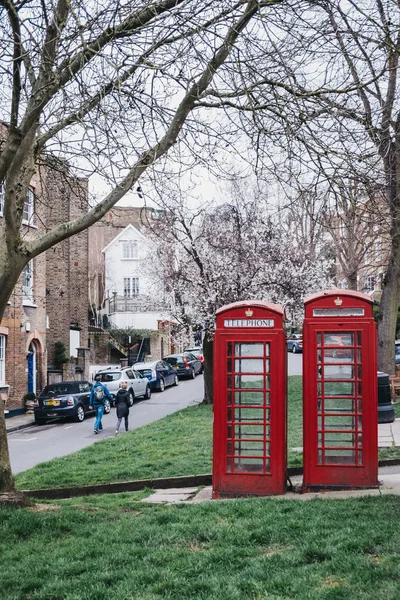 ハムステッド、ロンドン、英国の象徴的な赤い電話ボックス. — ストック写真