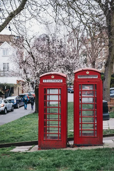 Cajas telefónicas rojas icónicas en Hampstead, Londres, Reino Unido . — Foto de Stock