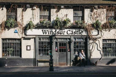 Holland Park, Londra barda Windsor Sarayı dışında sigara kadın