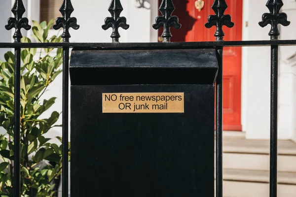 Close up van een zwarte doos van de post met "geen gratis kranten of ongewenste ma — Stockfoto