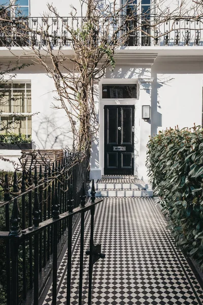Porta da frente preta em uma casa inglesa em Londres, Reino Unido . — Fotografia de Stock