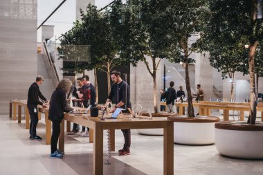 İçinin Apple Store üzerinde Regent Street, Londra, İngiltere. 