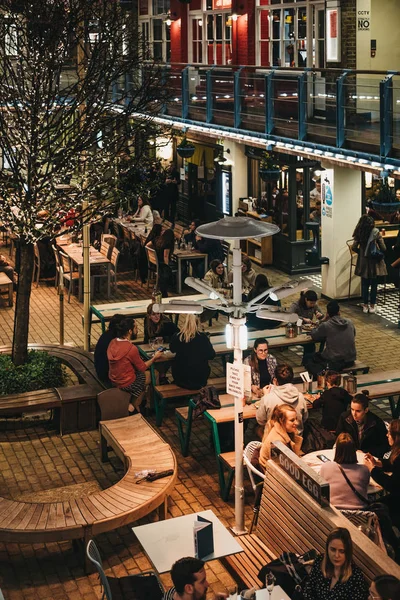 People sitting at the outdoor tables of Kingly Court, London, UK — Stock Photo, Image