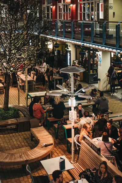 Pessoas sentadas nas mesas ao ar livre de Kingly Court, Londres, Reino Unido — Fotografia de Stock