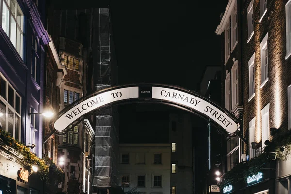 Welkom bij Carnaby Street teken over Carnaby Street, London, Verenigd Koninkrijk, — Stockfoto
