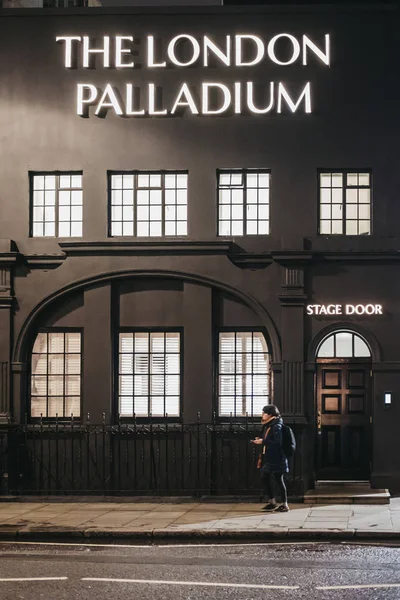Mujer caminando por la entrada del escenario al London Palladium Theatr — Foto de Stock