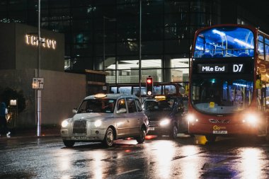 Taksi ve Canary Wharf, Londra, İngiltere, otobüs bir yağışlı kış e üzerinde