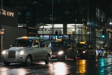 Müşteriler Canary Wharf, Londra, U bir yolda bekleyen taksi