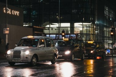 Müşteriler Canary Wharf, Londra, U bir yolda bekleyen taksi