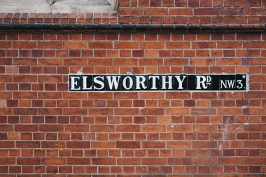 Sokak adı oturum açma Elsworthy Road, Primrose Hill, Londra, İngiltere.