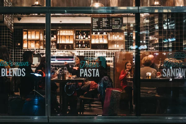 Pessoas dentro do restaurante italiano em Canary Wharf, Londres, Reino Unido, vi — Fotografia de Stock