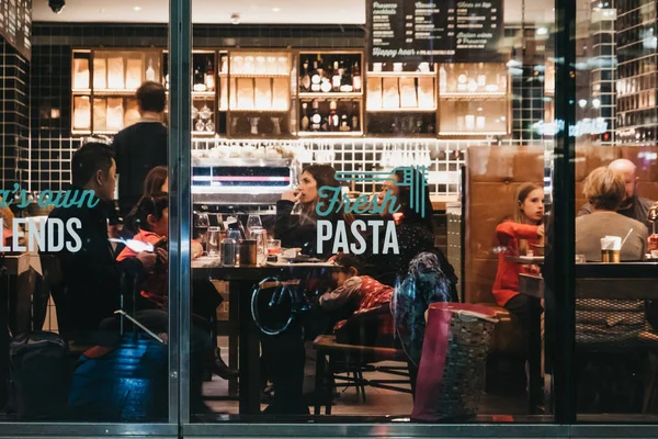 Menschen in italienischem Restaurant in canary wharf, london, uk, vi — Stockfoto