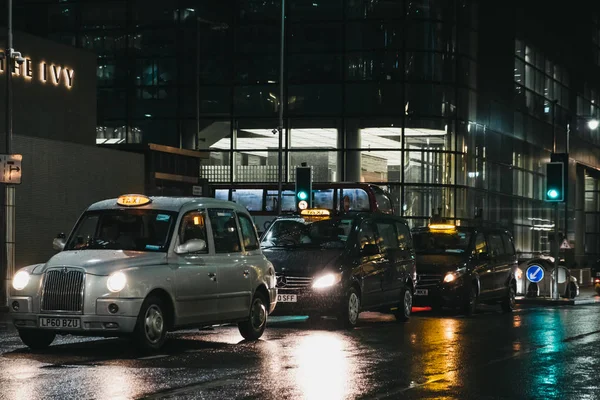 Müşteriler Canary Wharf, Londra, U bir yolda bekleyen taksi