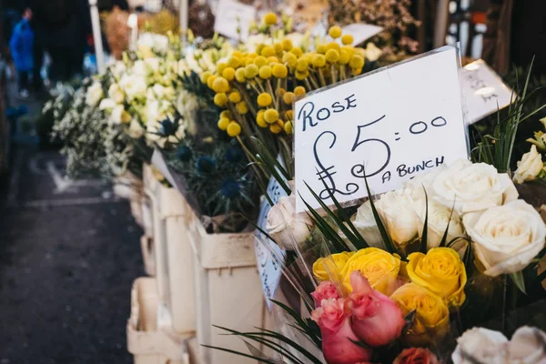 Roses on sale at a market. — Stock Photo, Image