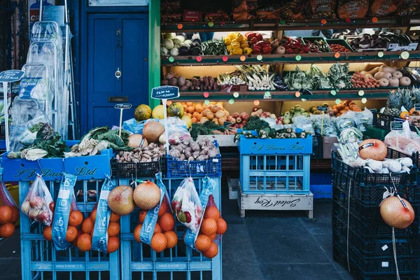 Frutas y verduras frescas a la venta en una tienda de conveniencia en Lo —  Fotos de Stock